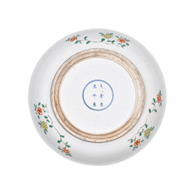 Lot 26: Large Dish with Figures Performing a Court Banquet Dance 五彩宫廷宴舞人物纹大盘
