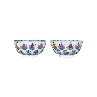 Lot 27: Polychrome and Gilt Bowl with Scalloped Rim 五彩描金人物纹花口碗