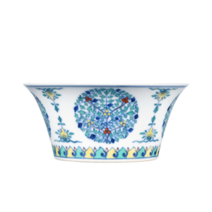 Lot 29: Doucai Horseshoe-shaped Bowl with Medallion Floral Patterns 斗彩团花纹马蹄碗 - Image 1