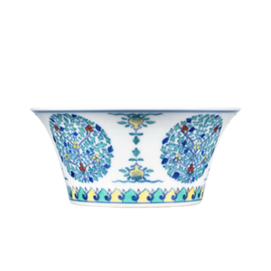 Lot 29: Doucai Horseshoe-shaped Bowl with Medallion Floral Patterns 斗彩团花纹马蹄碗 - Image 2