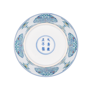 Lot 29: Doucai Horseshoe-shaped Bowl with Medallion Floral Patterns 斗彩团花纹马蹄碗 - Image 3