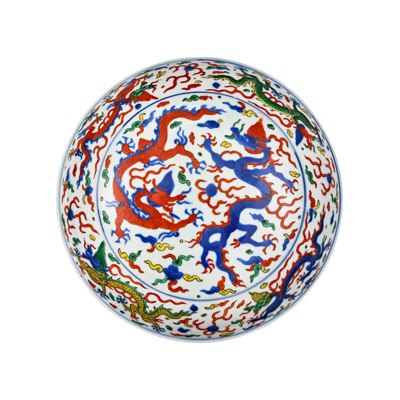 Lot 32: Covered Box with Polychrome Cloud and Dragon Design 五彩云龙纹捧盒