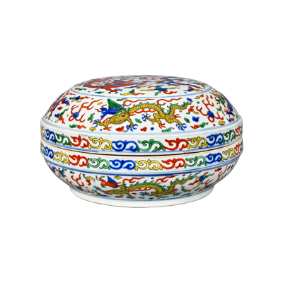 Lot 32: Covered Box with Polychrome Cloud and Dragon Design 五彩云龙纹捧盒