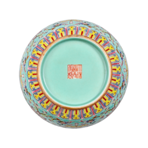 Lot 35: Turquoise-Ground Famille Rose Vase with the Character “Ji” (Auspiciousness) 松石绿地粉彩缠枝番莲纹“吉”字瓶 - Image 3