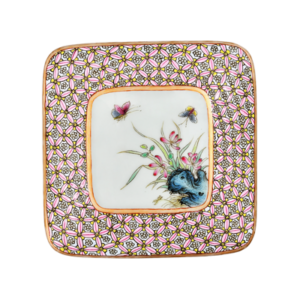 Lot 42: Square Famille Rose Seal Box with Floral and Fauna Motifs on Brocade-patterned Background 粉彩锦地开窗山石花蝶纹方印盒 - Image 1