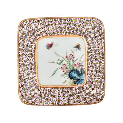 Lot 42: Square Famille Rose Seal Box with Floral and Fauna Motifs on Brocade-patterned Background 粉彩锦地开窗山石花蝶纹方印盒