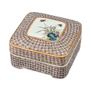 Lot 42: Square Famille Rose Seal Box with Floral and Fauna Motifs on Brocade-patterned Background 粉彩锦地开窗山石花蝶纹方印盒 - Image 2