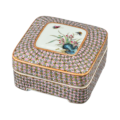 Lot 42: Square Famille Rose Seal Box with Floral and Fauna Motifs on Brocade-patterned Background 粉彩锦地开窗山石花蝶纹方印盒