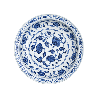 Lot 43: Large Blue and White Dish with Floral Design 青花花卉纹大盘