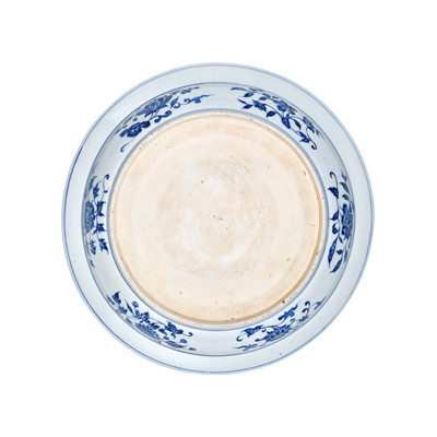 Lot 43: Large Blue and White Dish with Floral Design 青花花卉纹大盘