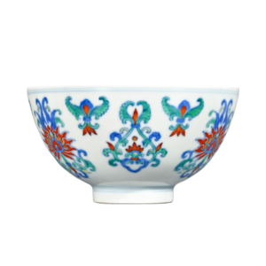 Lot 57: Doucai Bowl with Honeysuckle Pattern 斗彩忍冬纹碗 - Image 2