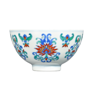 Lot 57: Doucai Bowl with Honeysuckle Pattern 斗彩忍冬纹碗 - Image 3