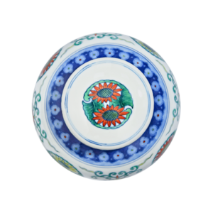 Lot 65: Doucai Covered Jar with Chrysanthemum Medallion Design 斗彩团菊纹盖罐 - Image 2