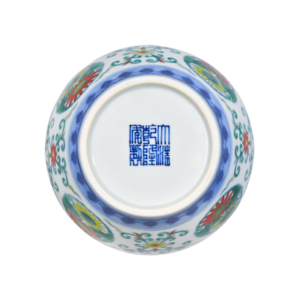 Lot 65: Doucai Covered Jar with Chrysanthemum Medallion Design 斗彩团菊纹盖罐 - Image 3