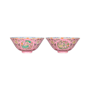 Lot 66: Famille Rose Bowl with Medallion Floral Design 胭脂红地粉彩团花纹碗 - Image 1
