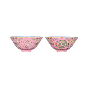 Lot 66: Famille Rose Bowl with Medallion Floral Design 胭脂红地粉彩团花纹碗 - Image 2